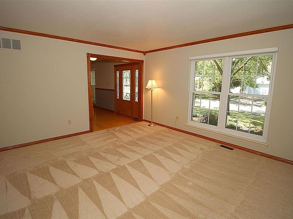 Attention to detail and beautiful crown and trim molding.