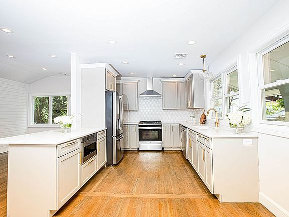 5th image of 7 Woodridge Ln
