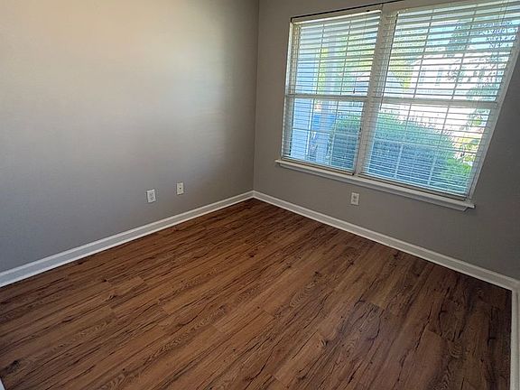 3rd image of 120 River Run Ct