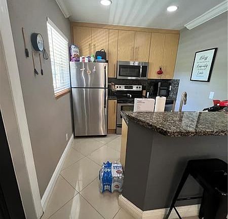 2nd image of 811 NE 14th Pl APT 7