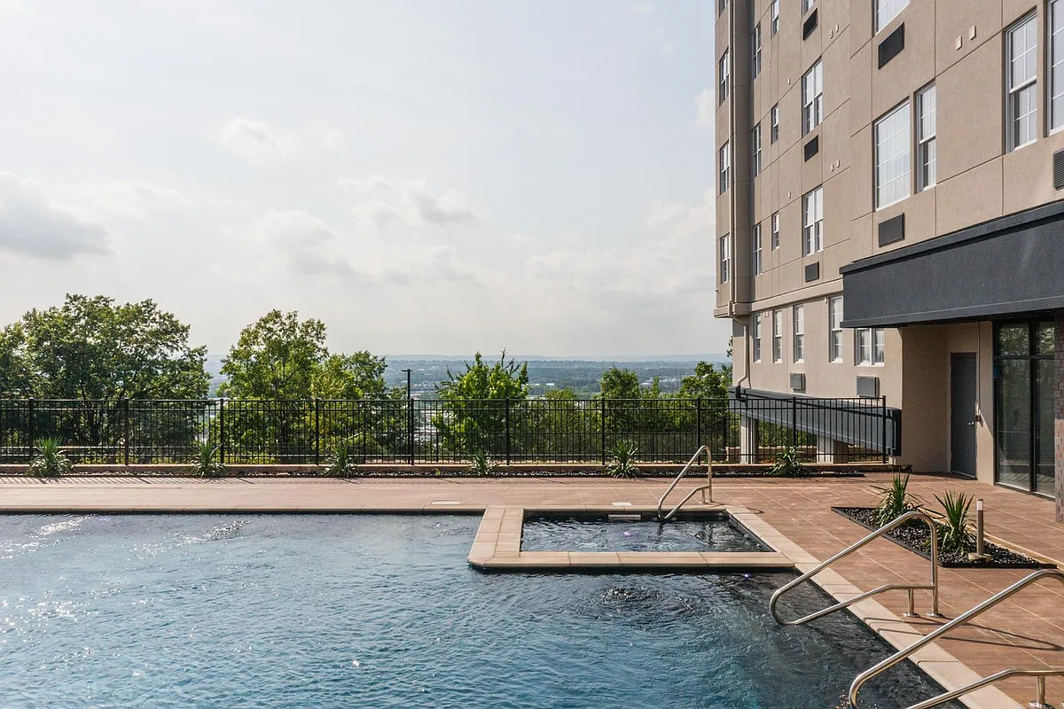 Building Photo - 520 view