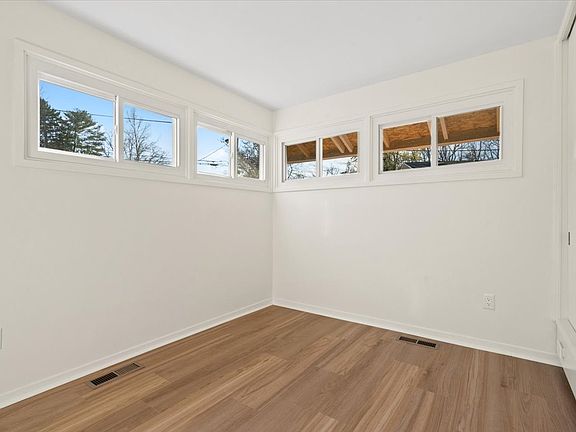 4th image of 10116 Parkwood Ter