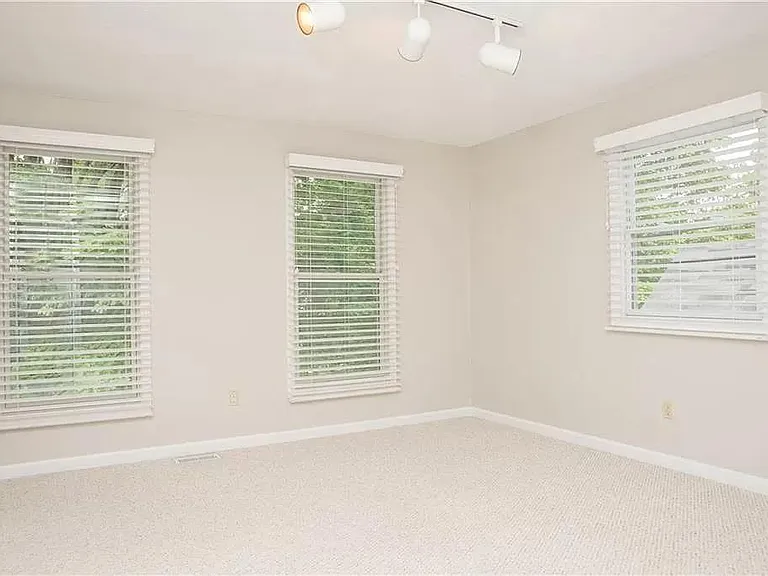 485 W Walnut St — Photo 11