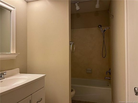 5th image of 226 Vanessa Ave