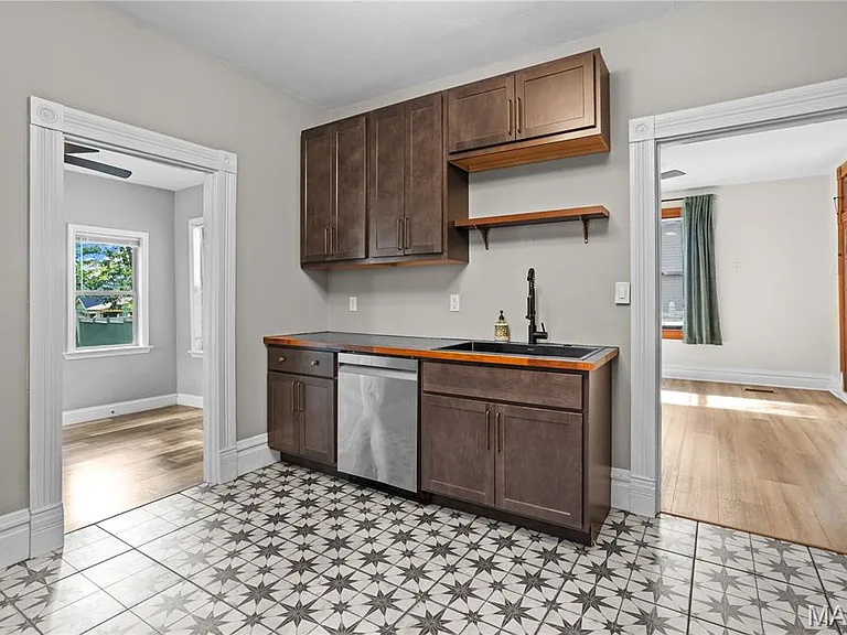 419 S Van Buren Ave — Photo 9
