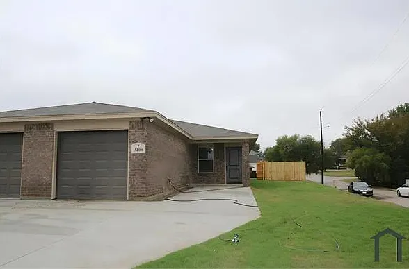 3 bed, 1100 sqft, $2,200 — Photo 1