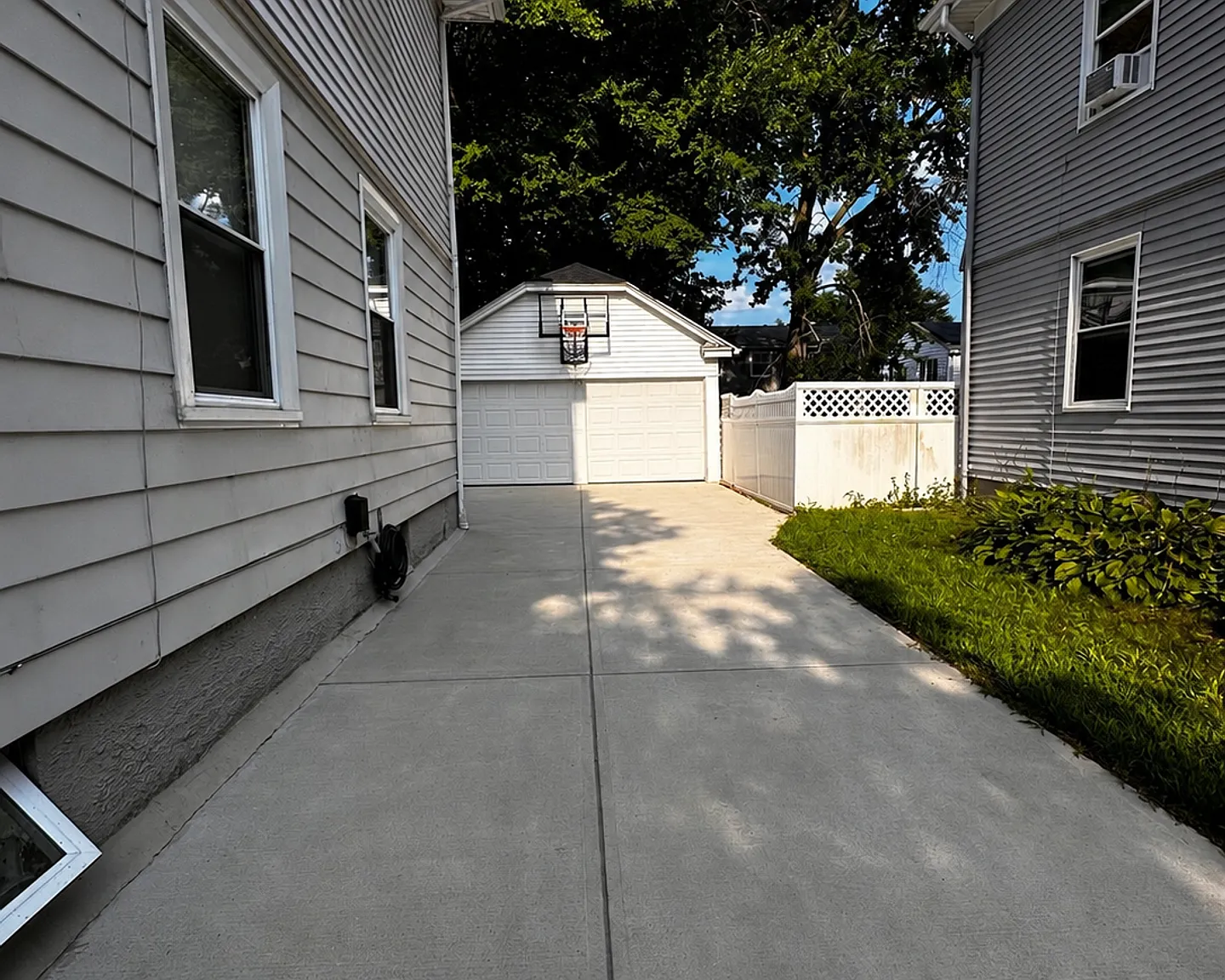 Beautiful two family home in Elmhurst — Photo 2