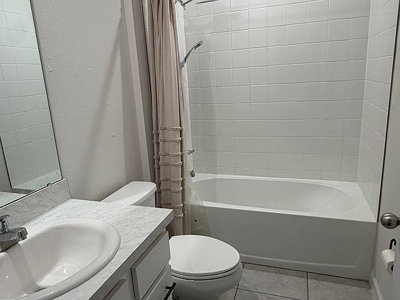 5th image of 216 Fiddlewood Ct