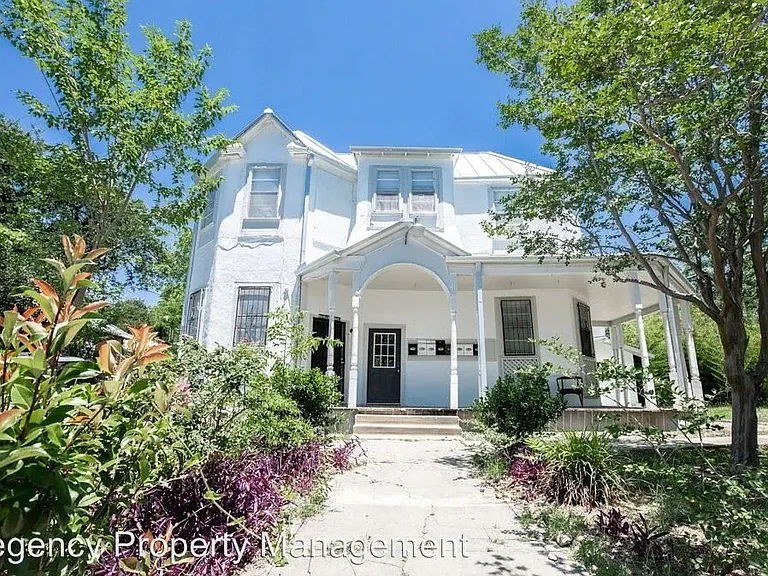711 E Carson St #B2 — Photo 1