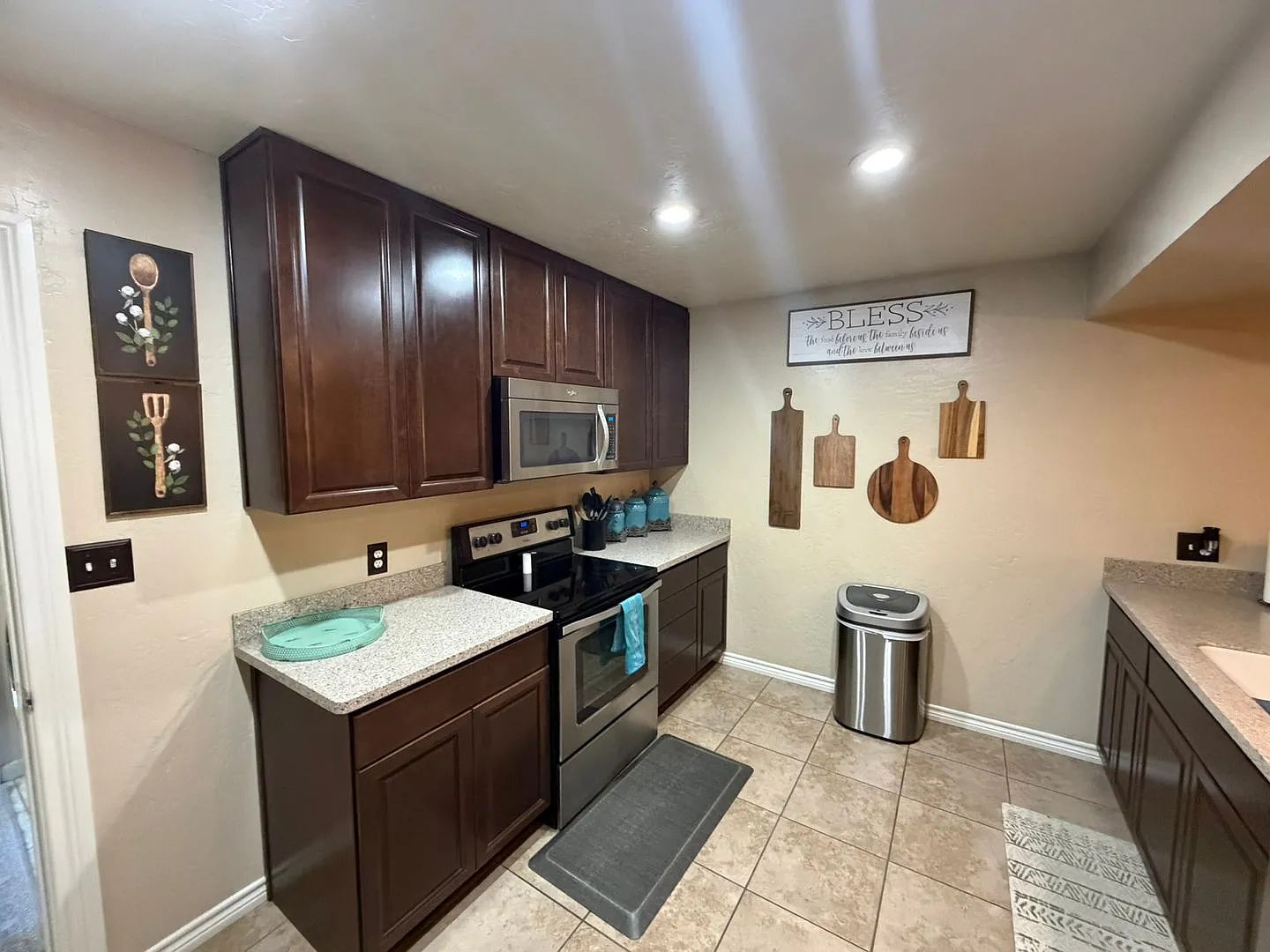Fully Furnished All Bills Paid - 3 Bed 2 Bath Home — Photo 4