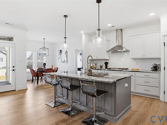 3rd image of 10116 Hollythorne Ln