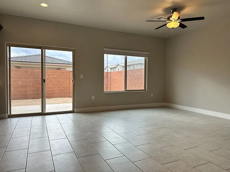 Three Bedroom Red Mountain Vista Town Home — Photo 11