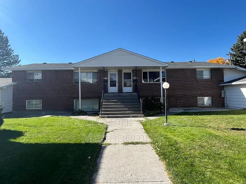2 bed, 1.0 bath, 1040 sqft, $900 — Photo 1