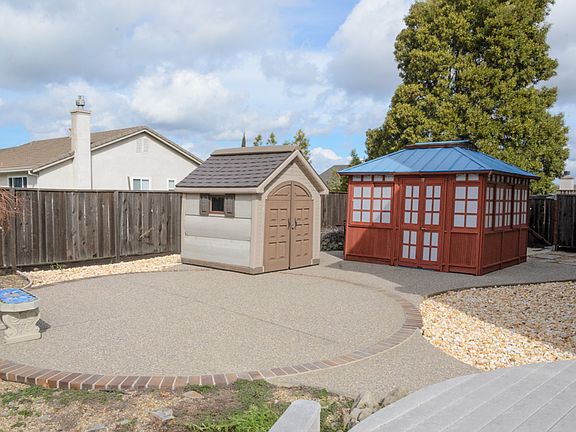 Backyard Side Yard