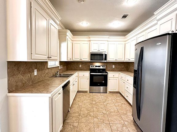 4th image of 529 Oak Park Cir