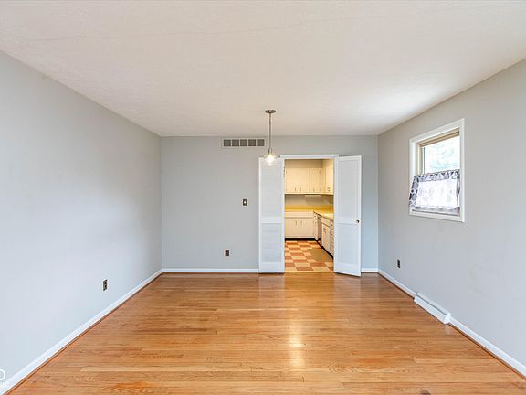 5th image of 144 Bexhill Dr