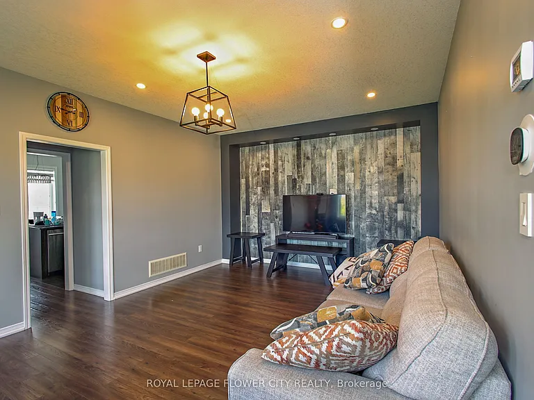 81 Baffin Cres — Photo 8