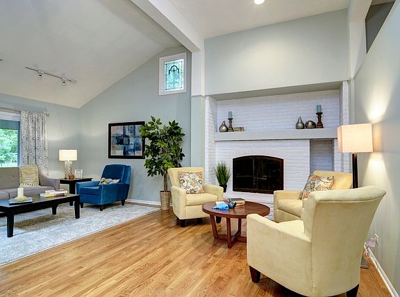 4th image of 1562 Surrey Dr