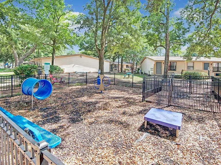 Broadview Oaks Apartments — Photo 9