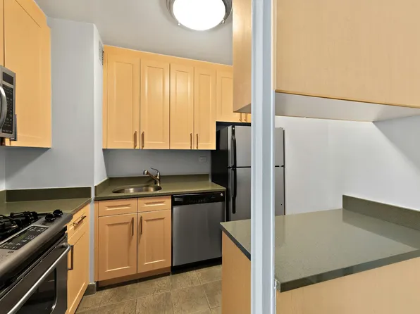 300 East 40th Street 18W image 2 of 14