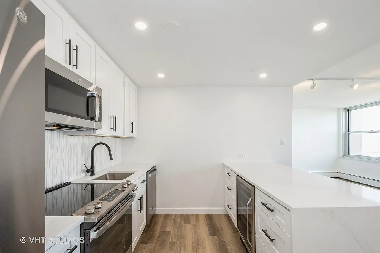 2 bed, 870 sqft, $3,250 — Photo 2