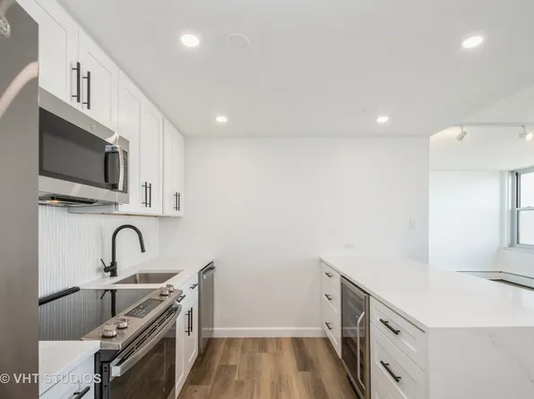 336 W Wellington Ave APT 2502, Chicago, IL 60657
