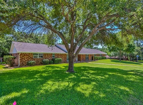 3rd image of 1403 Woodridge Cir