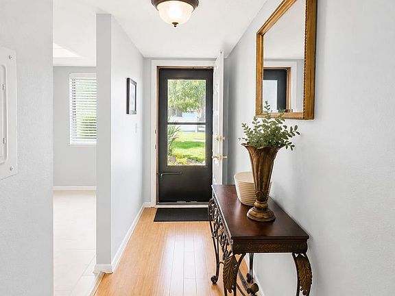 3rd image of 115 Lakeview Way #115