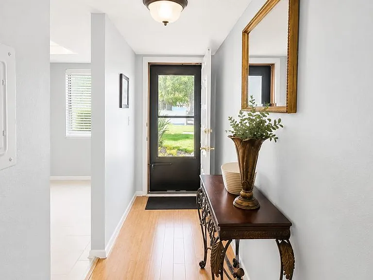 115 Lakeview Way #115 — Photo 3