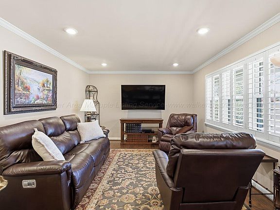 5th image of 1507 3rd St NE