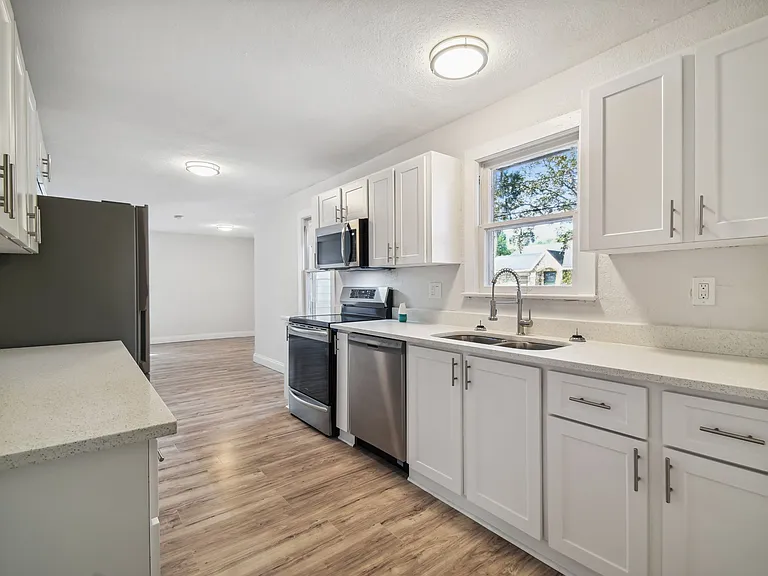 5710 Kenwood Ave — Photo 8