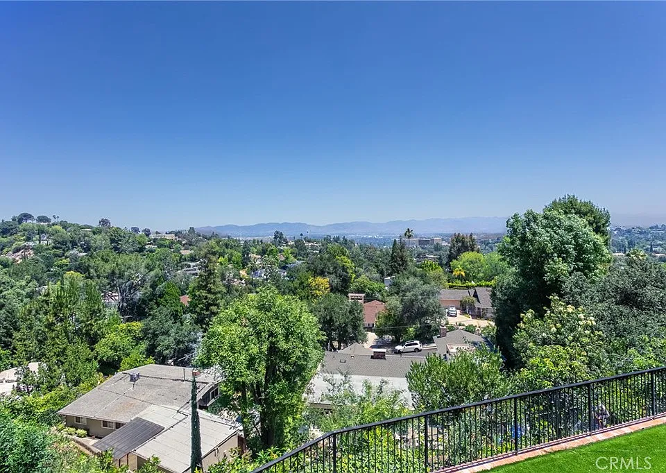 16973 Strawberry Dr
