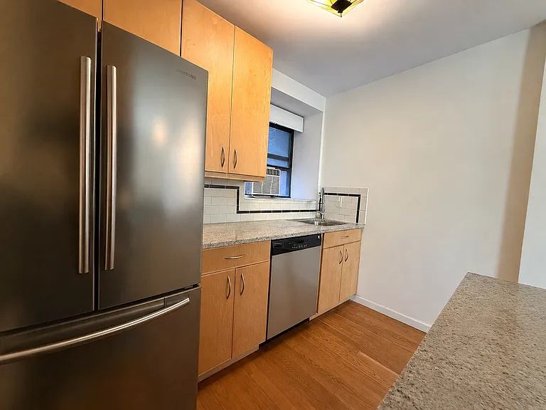 250 Manhattan Ave #1A — Photo 4