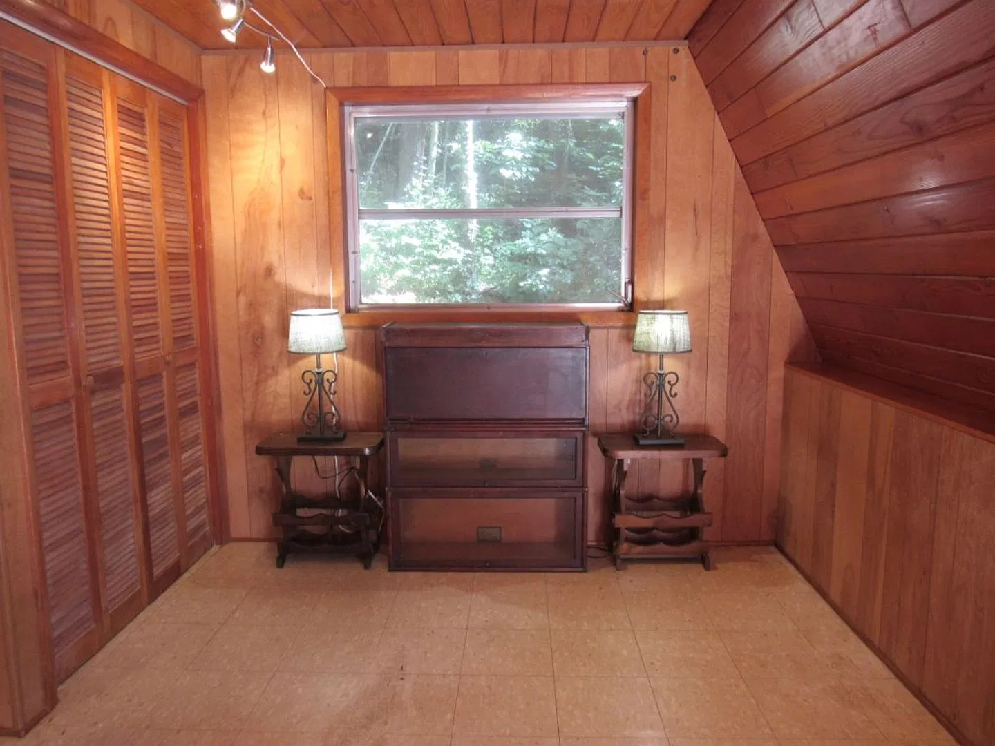 $1,650 - 2 Bedroom / 1.5 Bath Unfurnished A-Frame Cabin with a View of Glenville Lake — Photo 3