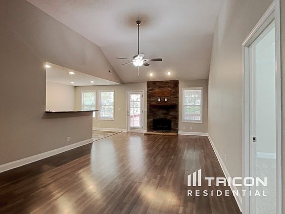 3rd image of 570 Falkland Cir