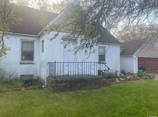 1310 Manor Ln, Bay Shore, NY 11706