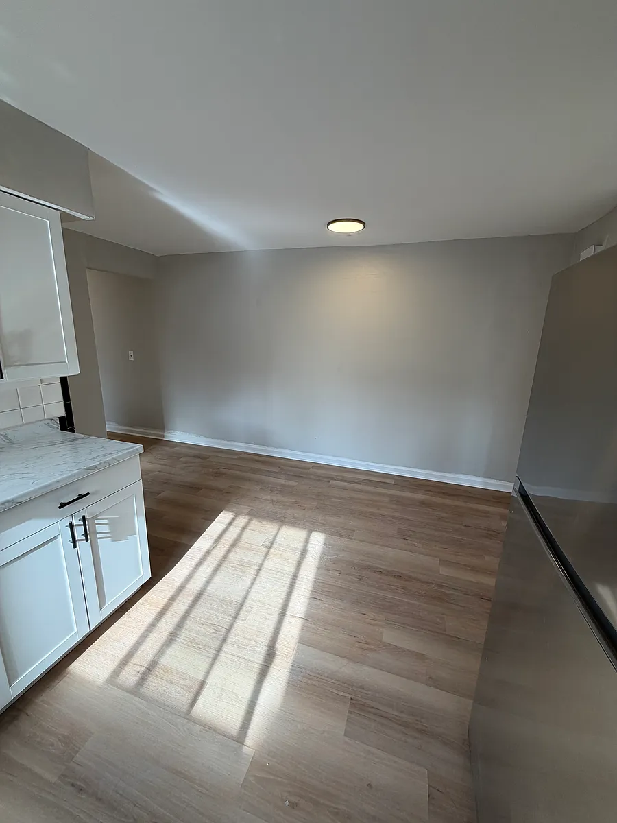 Building Photo - 7139 Eastlawn Dr #4