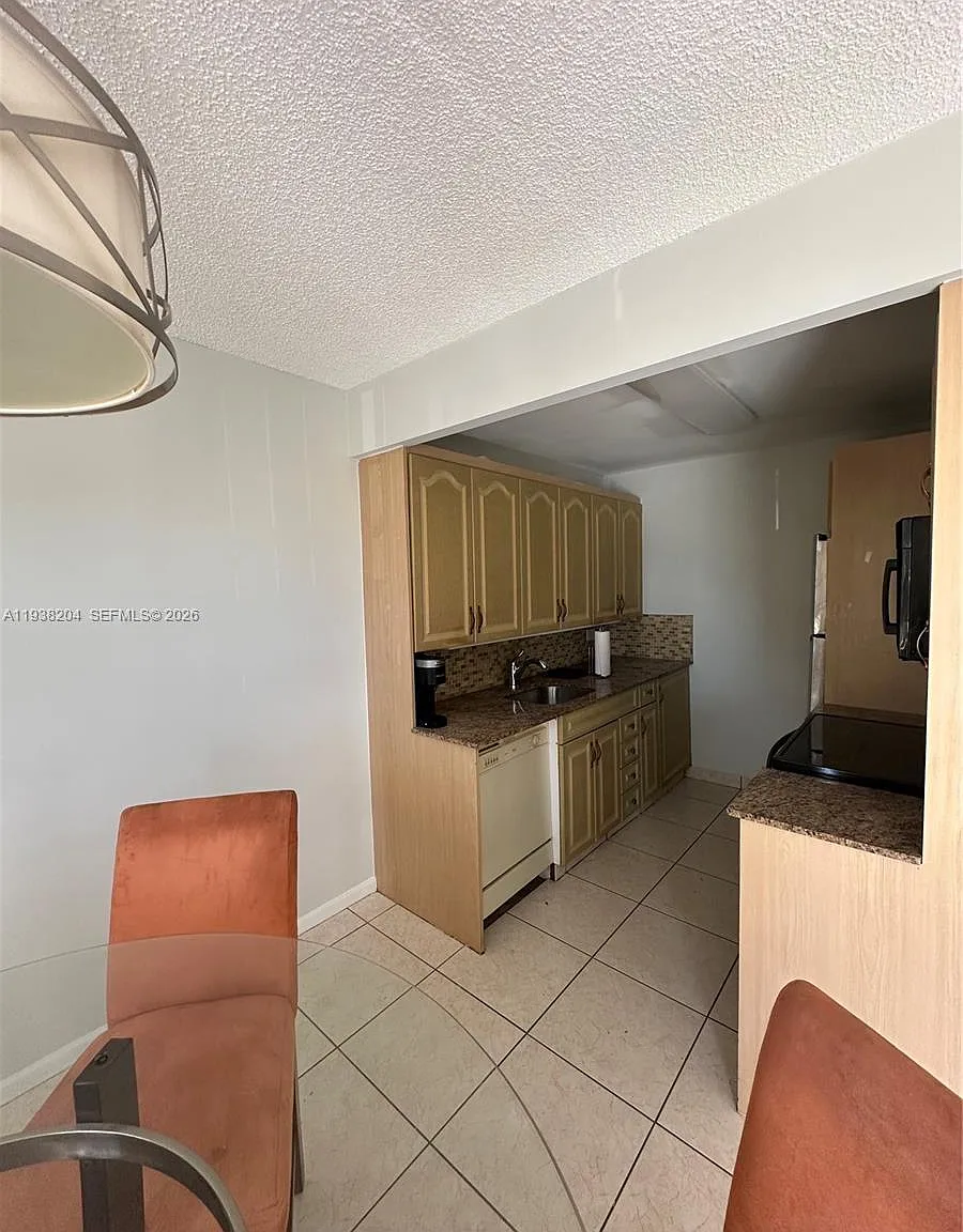 2 bed, 1.5 bath, 861 sqft, $1,800 — Photo 4