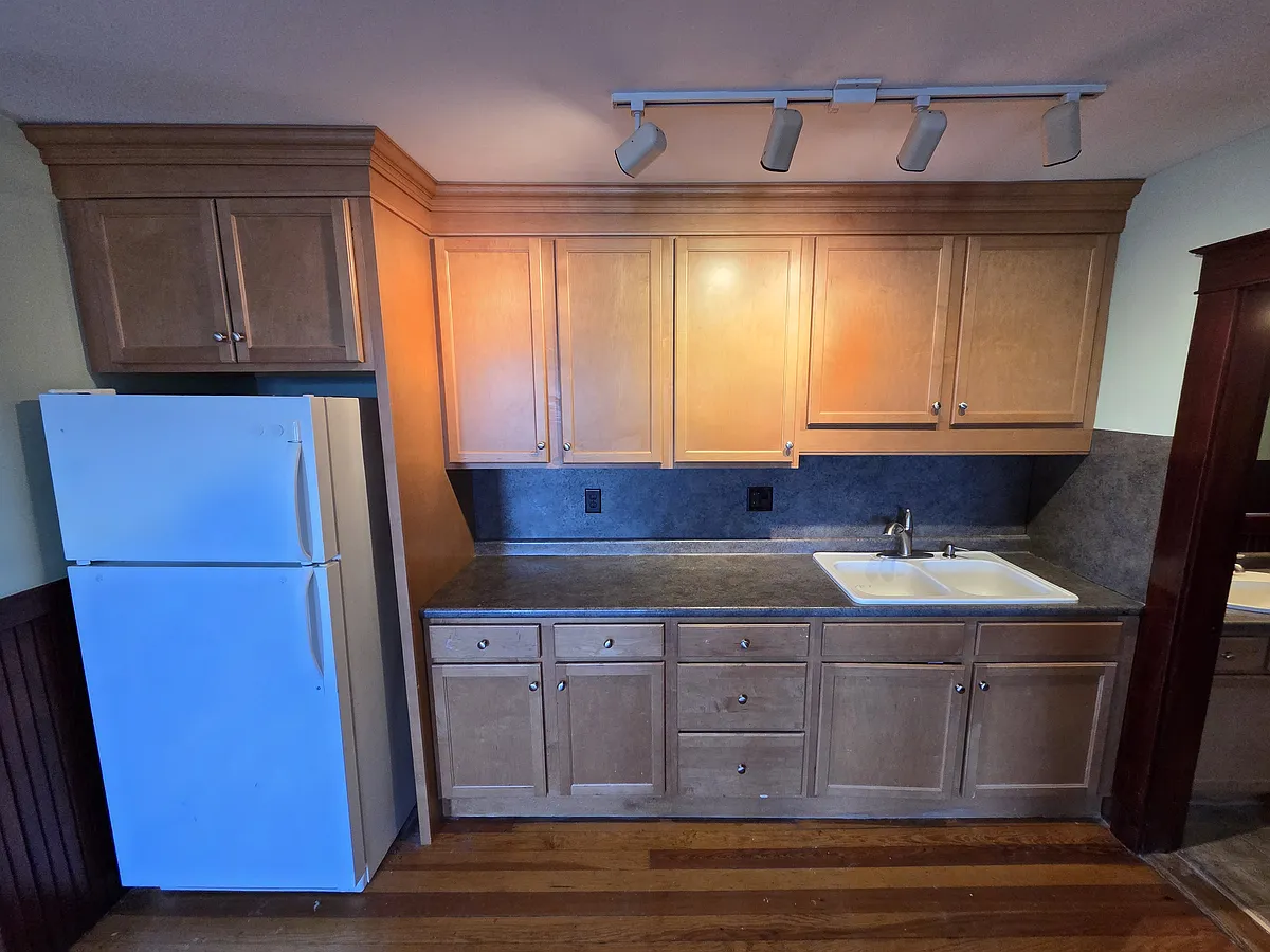Building Photo - 152 Maple St #3N
