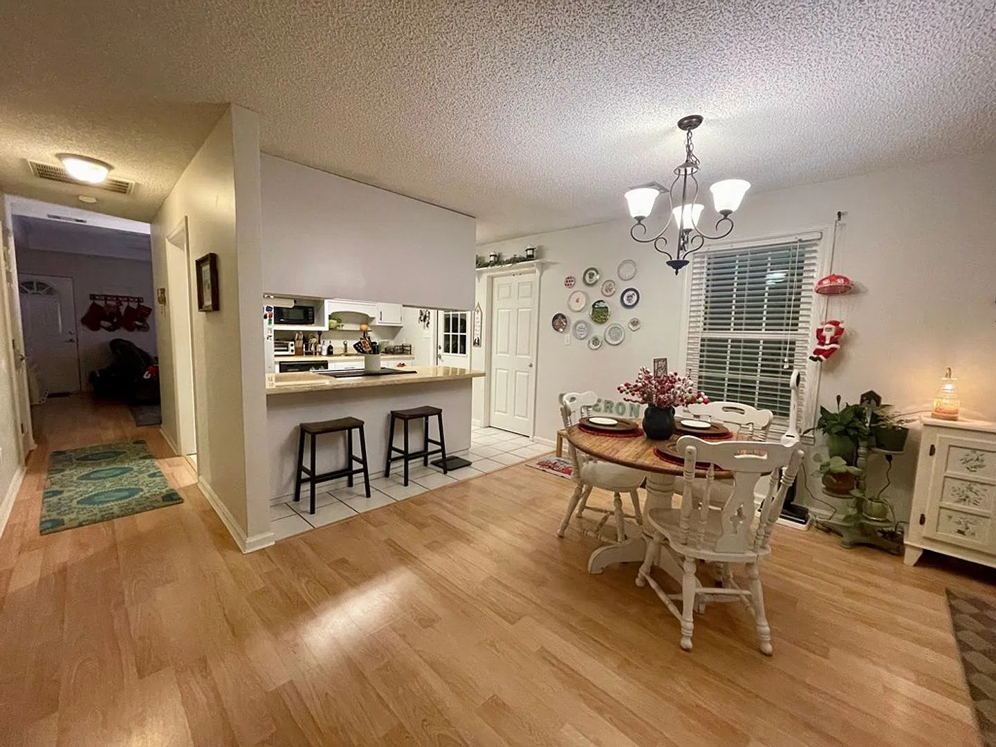Spacious 3BR/2BA Home with Split-Bedroom Layout & 2-Car Garage — Photo 3