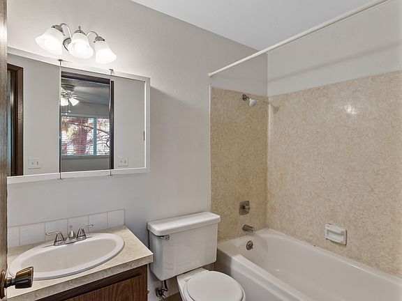 5th image of 418 E Hawthorne Rd #8