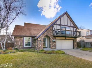 990 Ridgewood Ln, Crystal Lake, IL 60014