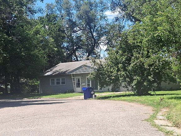 4th image of 827 Cleary Ave