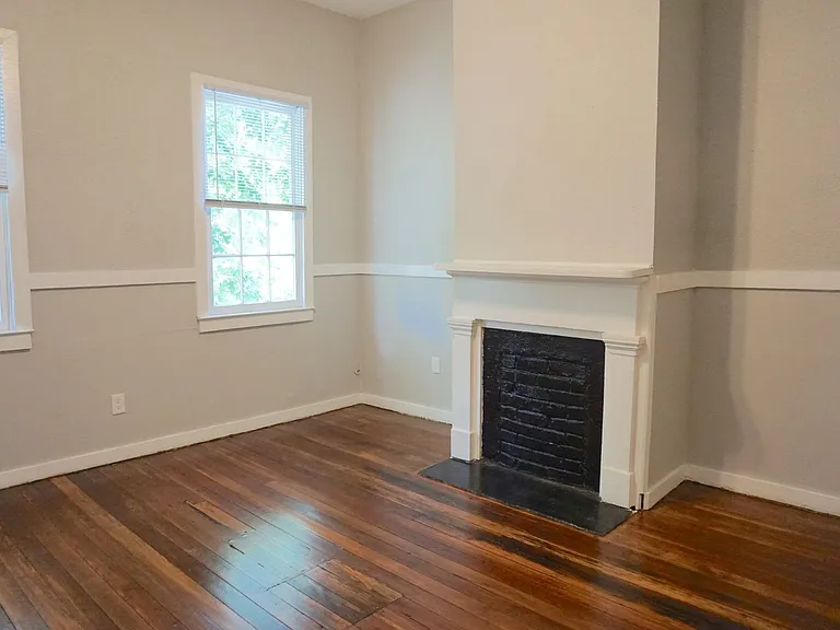 303 W Waldburg St — Photo 6
