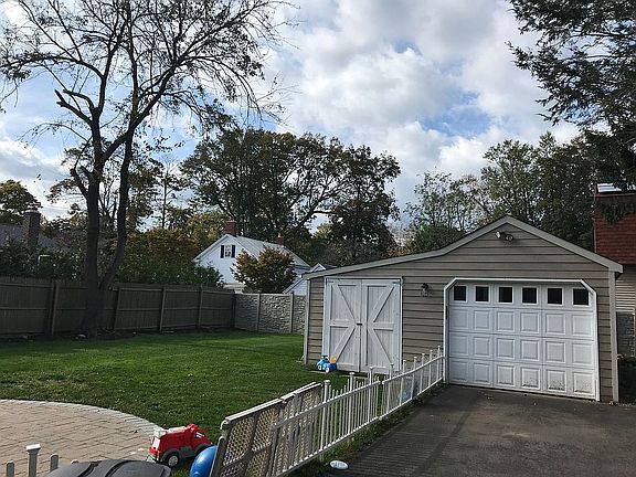 Garage w/attached storage 