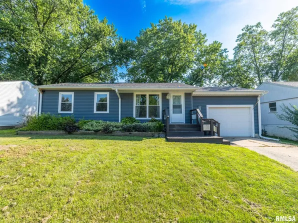 1823 Columbus Dr, Pekin, IL 61554