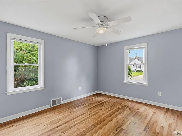 77 Huron Ave — Photo 11