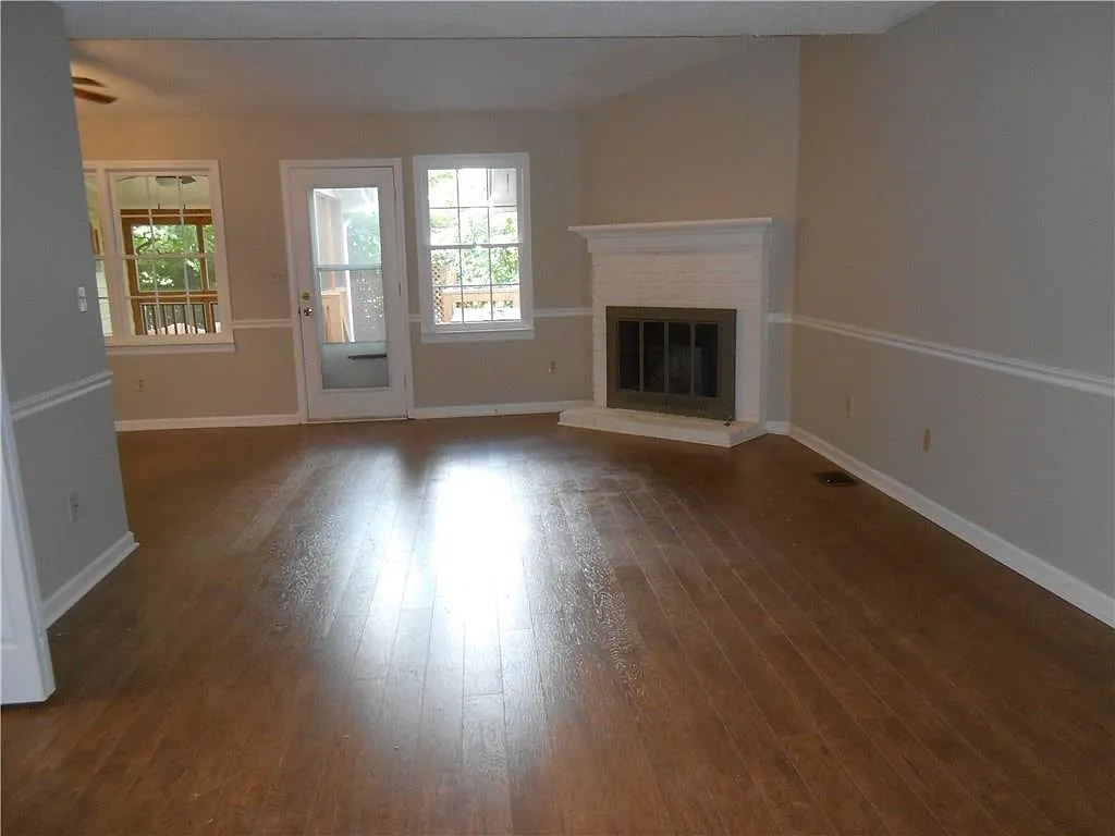 3 bed, 2.5 bath, 1624 sqft, $2,025 — Photo 3