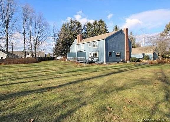 Check out this fantastic, flat rear yard.  Great for picnics/barbq's... entertaining!  Because this is a condo, you don't have to lift a finger for these grounds as management company takes care of it.. Easy living so you can spend time with beloved frien