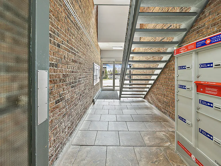 725 Wonderland Rd S — Photo 11
